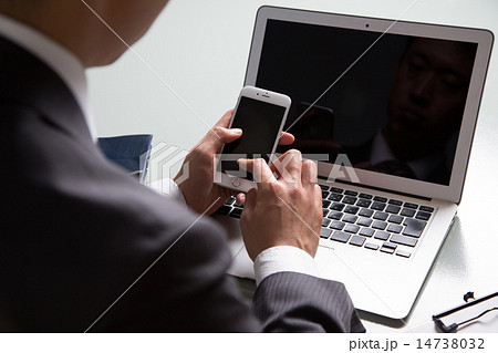 ビジネス　男性　PC　ファイル　スマホ　 14738032