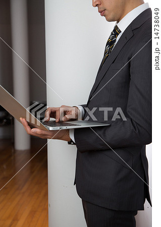 ビジネス　男性　PC　ノマド 14738049