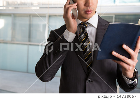 ビジネス　男性　スマホ　ノマド　手帳　スケジュール 14738067