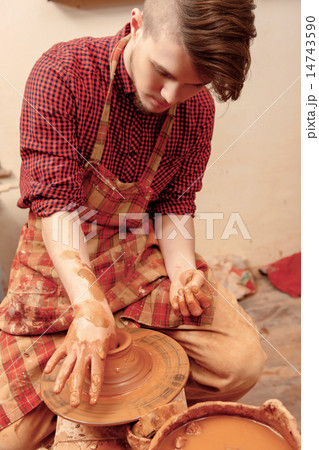 Man making a clay jar 14743590
