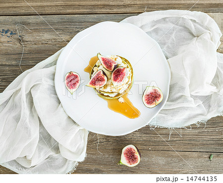 Marrow pancakes with fresh figs, honey and cheese 14744135