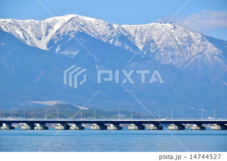 早春の琵琶湖を通る琵琶湖大橋と背景になる雪の比良山 早春の琵琶湖を通る琵琶湖大橋と背景になる雪の比良山 14744527