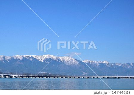 早春の琵琶湖を通る琵琶湖大橋と背景になる雪の比良山 早春の琵琶湖を通る琵琶湖大橋と背景になる雪の比良山 14744533