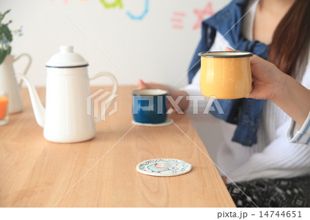 お茶をしている女の子達 14744651