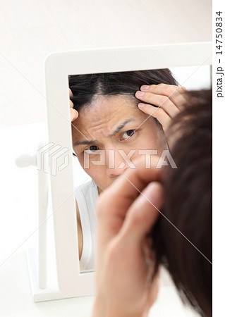 生え際を気にする若い男性 14750834