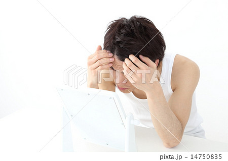 生え際を気にする若い男性 14750835
