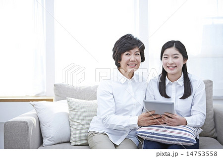 おばあさんと孫娘 おばあさんと孫娘 14753558