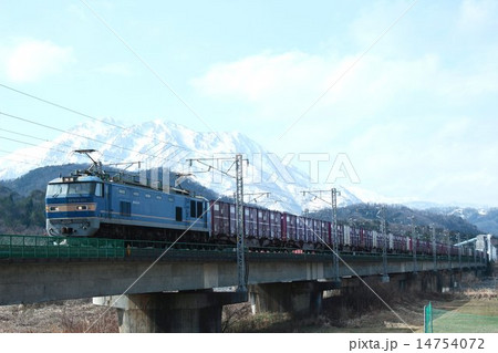 冬の糸魚川市を走り抜けるJR北陸線 14754072