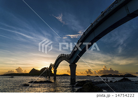 磯 岩礁海岸 日の出 14754222