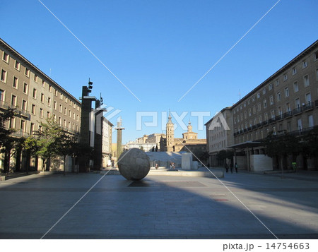 スペインの街を歩く（サラゴサのピラール広場とスーダの塔） 14754663