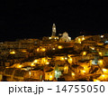 暖かい光が広がる夜の街のボケ背景（幻想的・ロマンチック・背景素材）マテーラの夜景 14755050