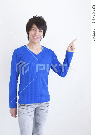 指差す男性 14755238