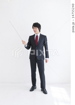 指示棒を持つビジネスマン 14755240
