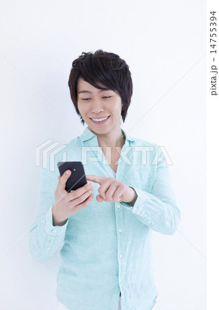 携帯を持つ男性 14755394