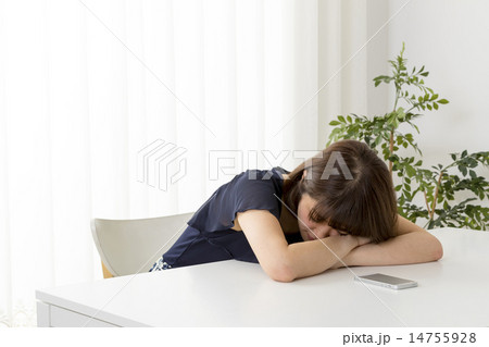 リビングの若い女性 14755928