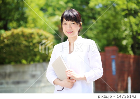 読書・中年女性 読書・中年女性 14756142