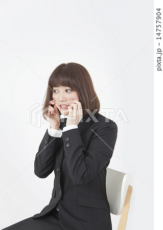 フェイスマッサージをするビジネス女性イメージ フェイスマッサージをするビジネス女性イメージ 14757904