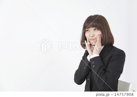 フェイスマッサージをするビジネス女性イメージ フェイスマッサージをするビジネス女性イメージ 14757908