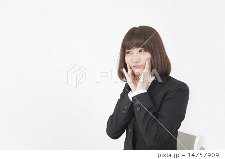 フェイスマッサージをするビジネス女性イメージ フェイスマッサージをするビジネス女性イメージ 14757909