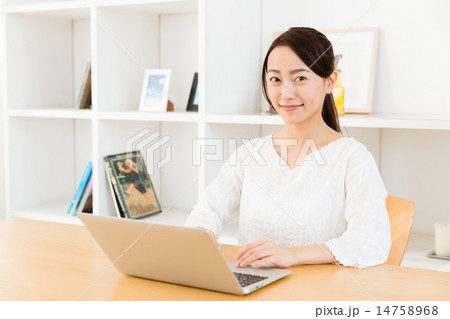 リビングでパソコンを使う女性 14758968
