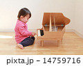 トイピアノを弾く子ども 14759716