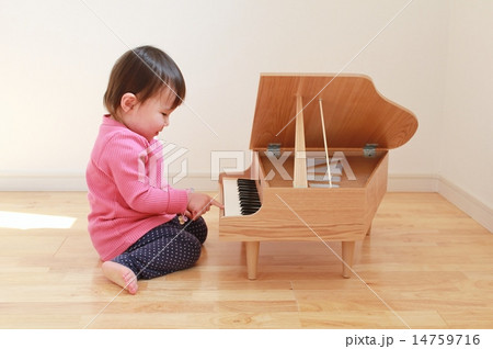 トイピアノを弾く子ども トイピアノを弾く子ども 14759716