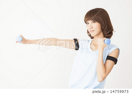 ダンベルを持って運動する若い女性 14759973