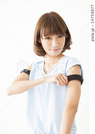 加圧トレーニングする若い女性 14759977