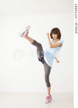 キックボクシングをする若い女性の写真素材
