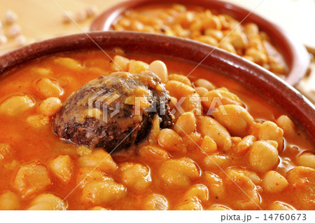 potaje de judias y garbanzos, a traditional spanish legume stew 14760673