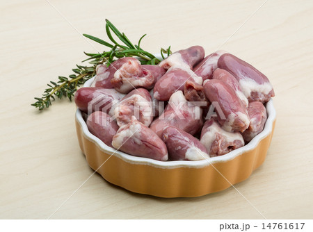 Raw chicken hearts 14761617