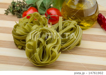 Green spinach fettuccine 14761902