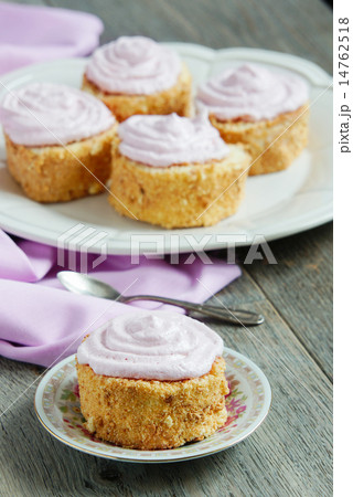 biscuit pastries (rolls) with cream 14762518