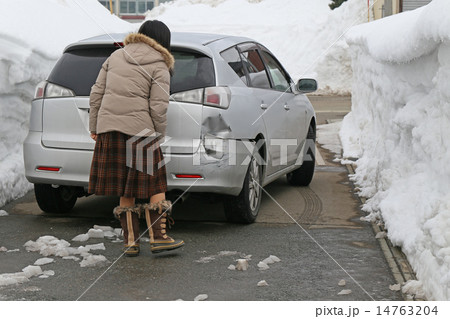追突された車とオーナー 追突された車とオーナー 14763204