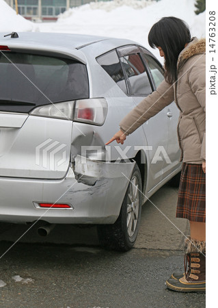 追突された車とオーナー 14763208