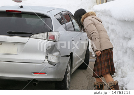 追突された車とオーナー 14763212