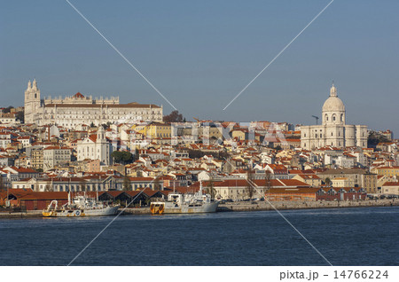 LISBON/PORTUGAL  Alfama from Tagus River 14766224