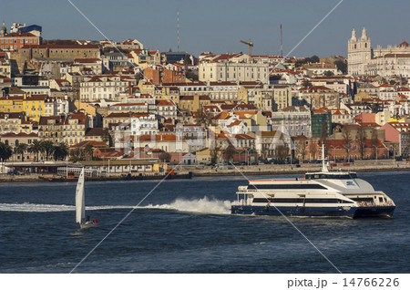 LISBON/PORTUGAL  Alfama from Tagus River 14766226