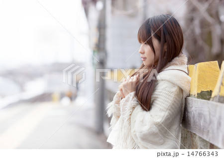 無人駅のホームで電車を待つ若い女性 無人駅のホームで電車を待つ若い女性 14766343