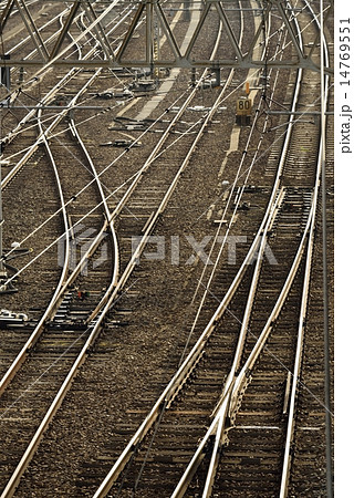 複雑に行き交うレール 14769551