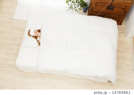 寝る若い白人女性 14769861