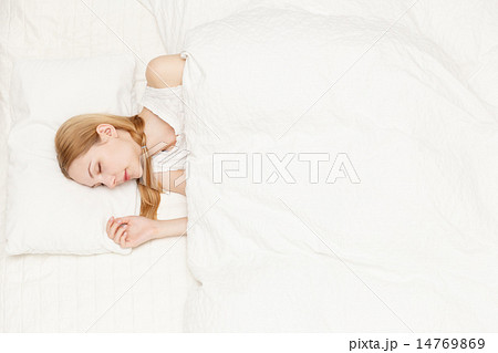 寝る若い白人女性 14769869