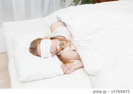 寝る若い白人女性 14769875