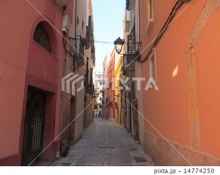 スペインの街を歩く（タラゴナ旧市街の路地） 14774250