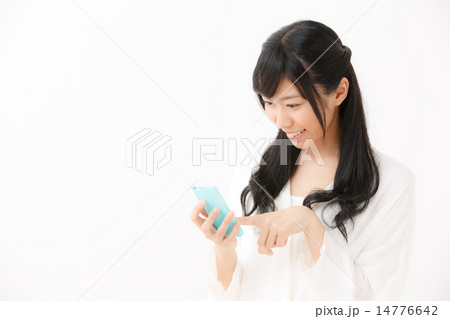 スマートフォンを使う若い女の子 スマートフォンを使う若い女の子 14776642