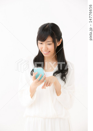 スマートフォンを使う若い女の子 スマートフォンを使う若い女の子 14776656