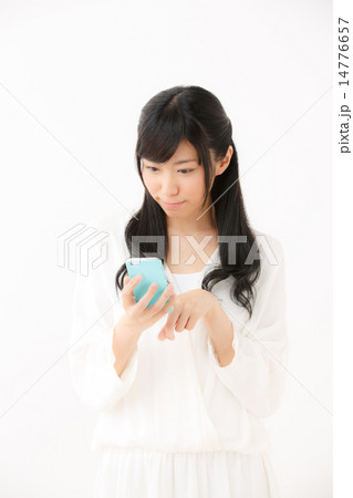 スマートフォンを使う若い女の子 スマートフォンを使う若い女の子 14776657