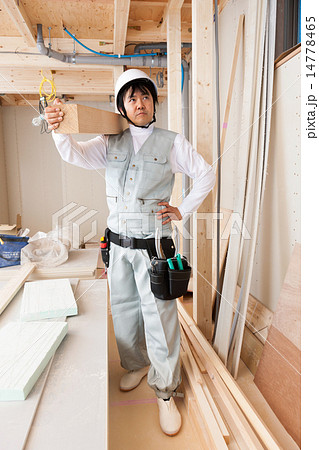 住宅建設現場で働く大工 東京 男性 日本 家 工事現場 工事 現場 人物 日本人 の写真素材 住宅建設現場で働く大工 東京 男性 日本 家 工事現場 工事 現場 人物 日本人 の写真素材