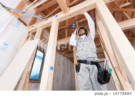 住宅建設現場で働く大工 14778884