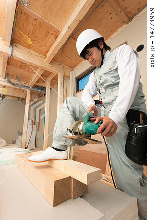 材木を切る大工 材木を切る大工 14778959